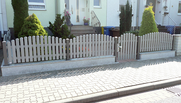 Gartenzaun Alu Latten mit Pfosten, hellgrau - Modell "Modern" Oberbogen