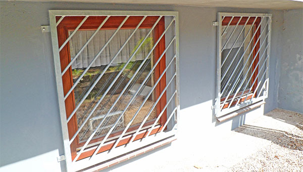 Fenstergitter verzinkt, Montage auf der Außenwand - Modell Diagonalstab