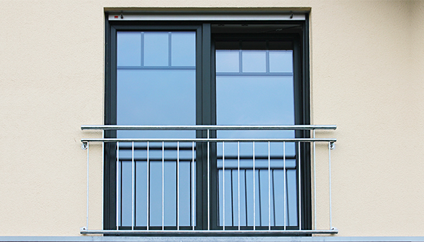 Französischer Balkon, Montage vor der Laibung mit Haltern, verzinkt - Modell Standard