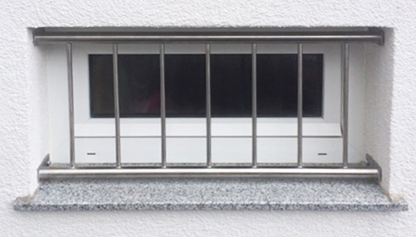 Fenstergitter Edelstahl , Montage in der Laibung - Modell Vertikalstab 2