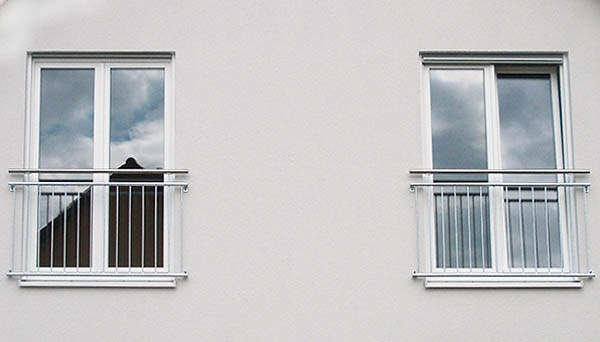 Französischer Balkon, Montage vor der Laibung mit Haltern, verzinkt - Modell Standard