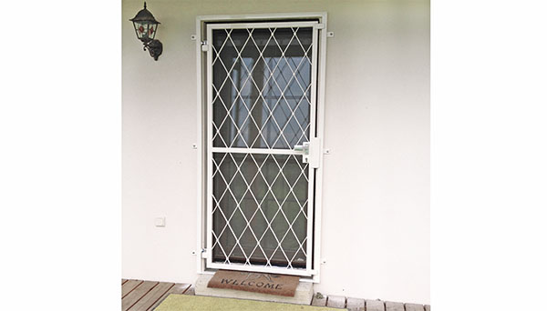 Gittertür weiß pulverbeschichtet, Montage auf der Außenwand, Griff außen - Modell Rauten