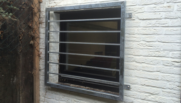 Fenstergitter verzinkt, Montage auf der Außenwand - Modell Querstab