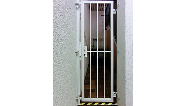 Gittertür weiß pulverbeschichtet, Montage in der Laibung, ohne Griffe - Modell Vertikalstab